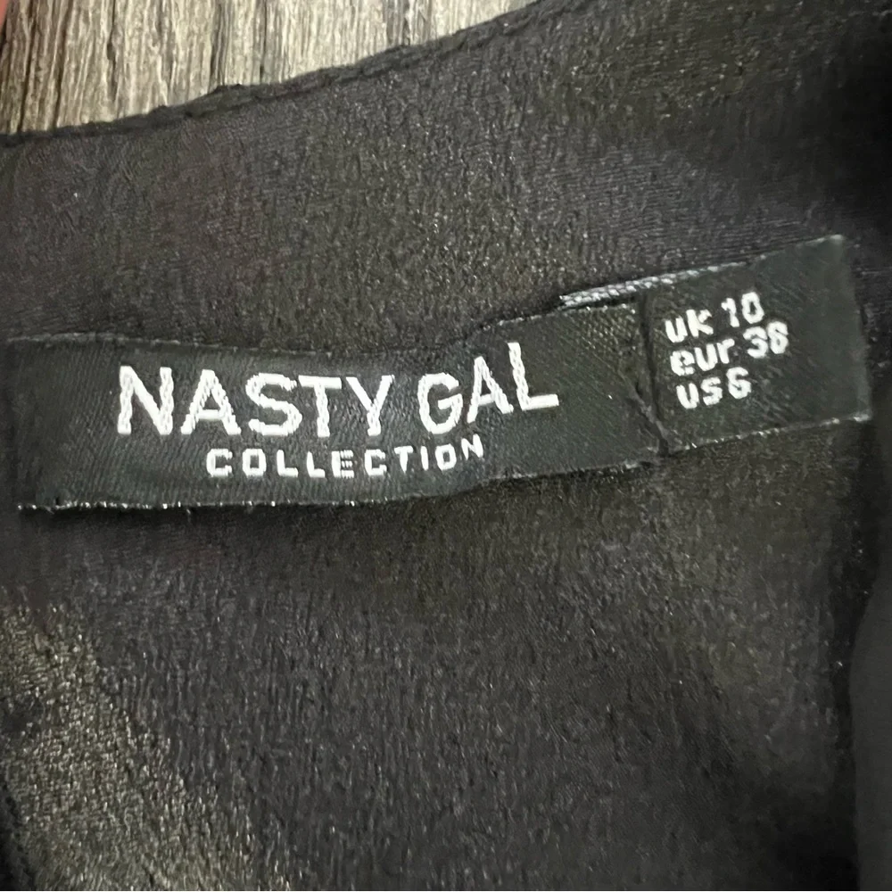 NASTY GAL Deep V Neck Puff Sleeve Black Shorts Romper Size 6 - Picture 9 of 12